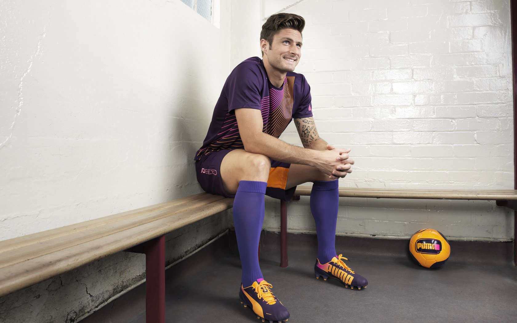 乌鸦进攻火力十足,防守端同样稳固,乌鸦的攻击方式