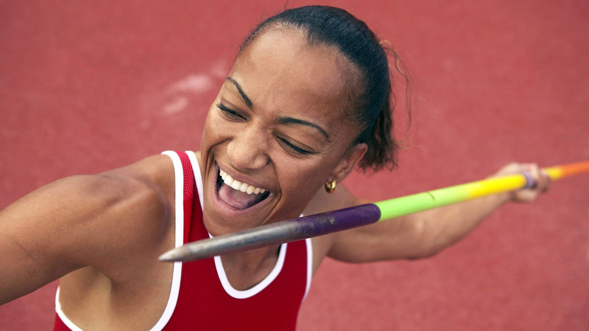 “高新体育中心健力赛:选手们挑战极限重量,赛场气氛紧张”